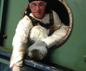 Confined space cleaning of a hydraulic oil tank